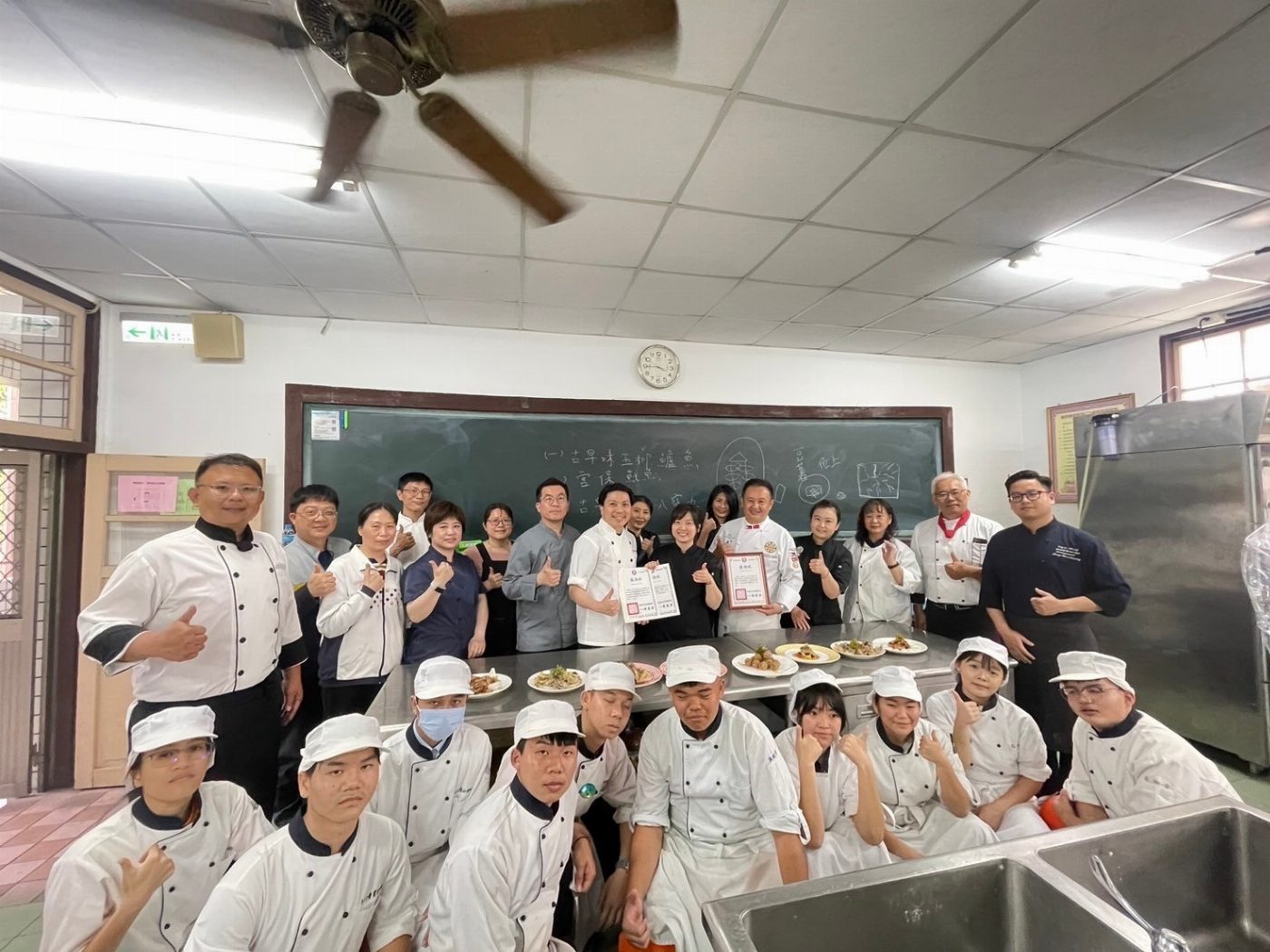 南應大旅館系與東吳高職餐飲科攜手台南主廚總鋪師  中餐技藝課程交流，學生技能學習銜接更升級