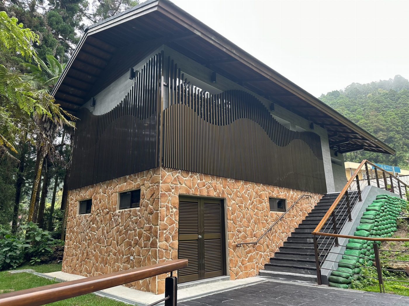 奮起湖地景美學公廁啟用 打造森林中的友善旅遊空間
