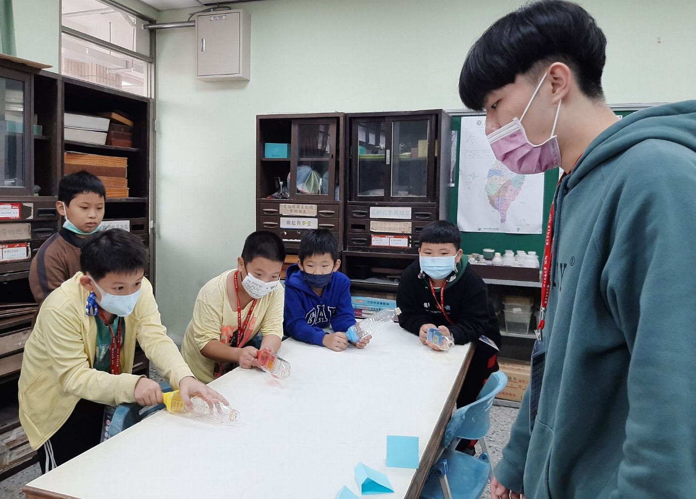 南大師資生帶領楠西國小學童體驗科學的奧妙