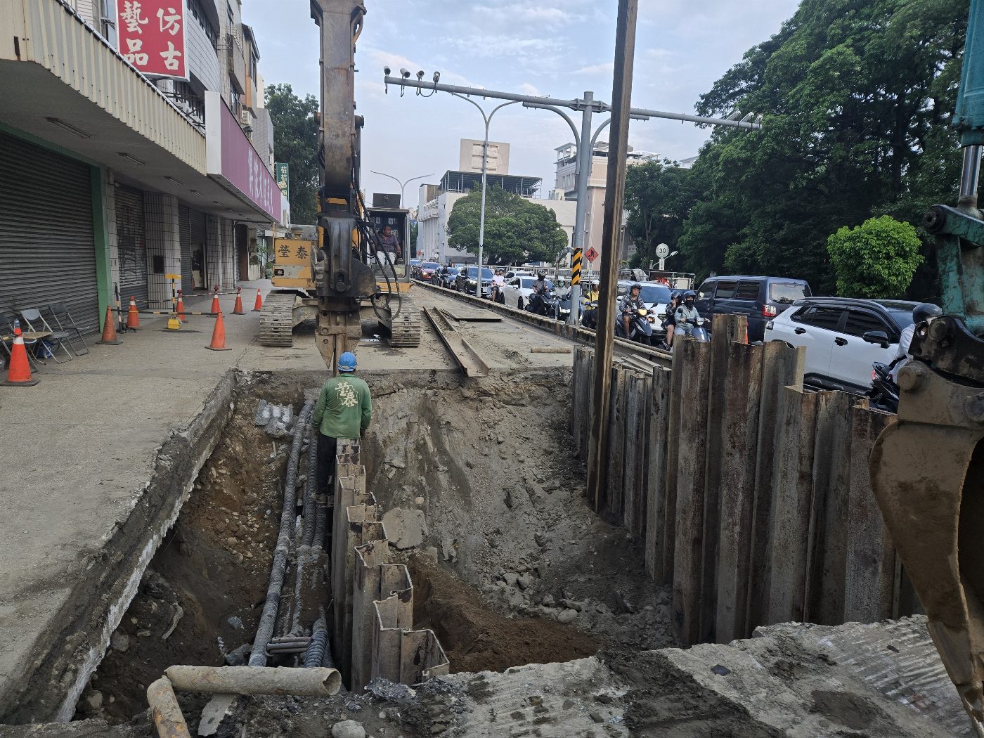 南二中門前路段遭緊急停工：800公釐主幹管漏水引發路面塌陷風險