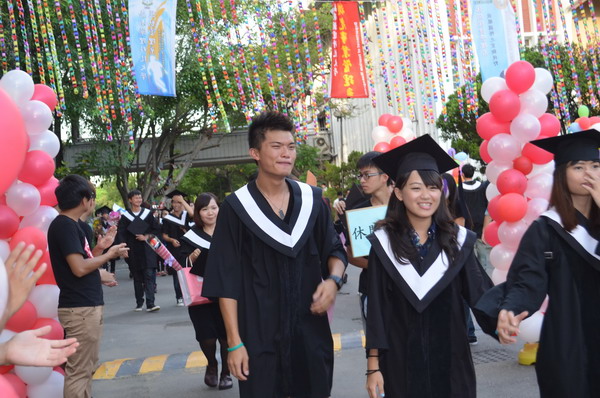 嘉南藥理科技大學22日舉行101 學年度畢業典禮