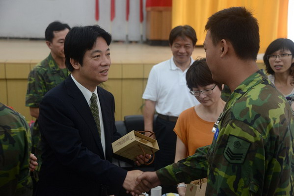 賴市長至小烈嶼敬勞軍 期勉戰士向人民效忠