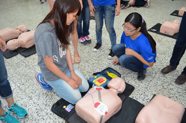 中華醫事科大新生訓練 集體接受CPR 和AED 救命訓練