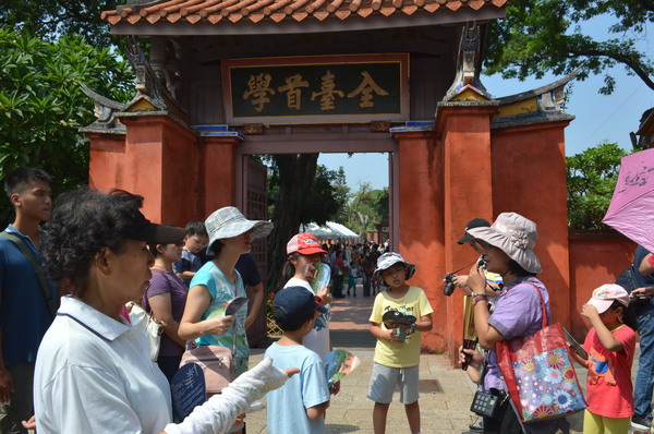2013孔廟文化節29日開幕 賴清德市長為學童點硃砂開智慧