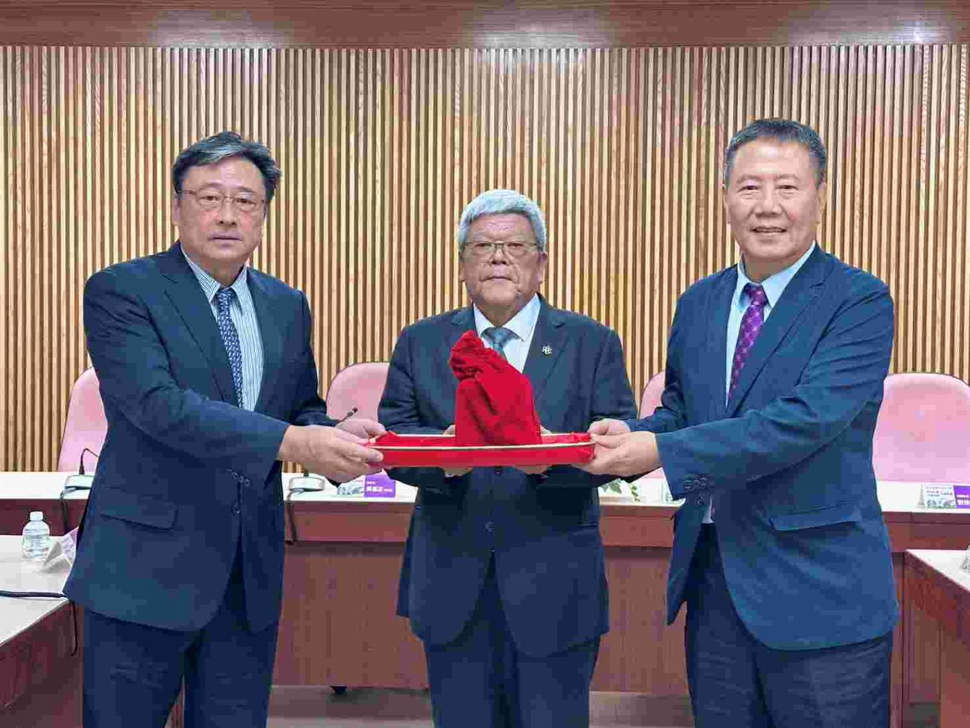 敬業領航‧無私奉獻    感念楊正宏校長領航南應，薪火相傳迎向新篇章