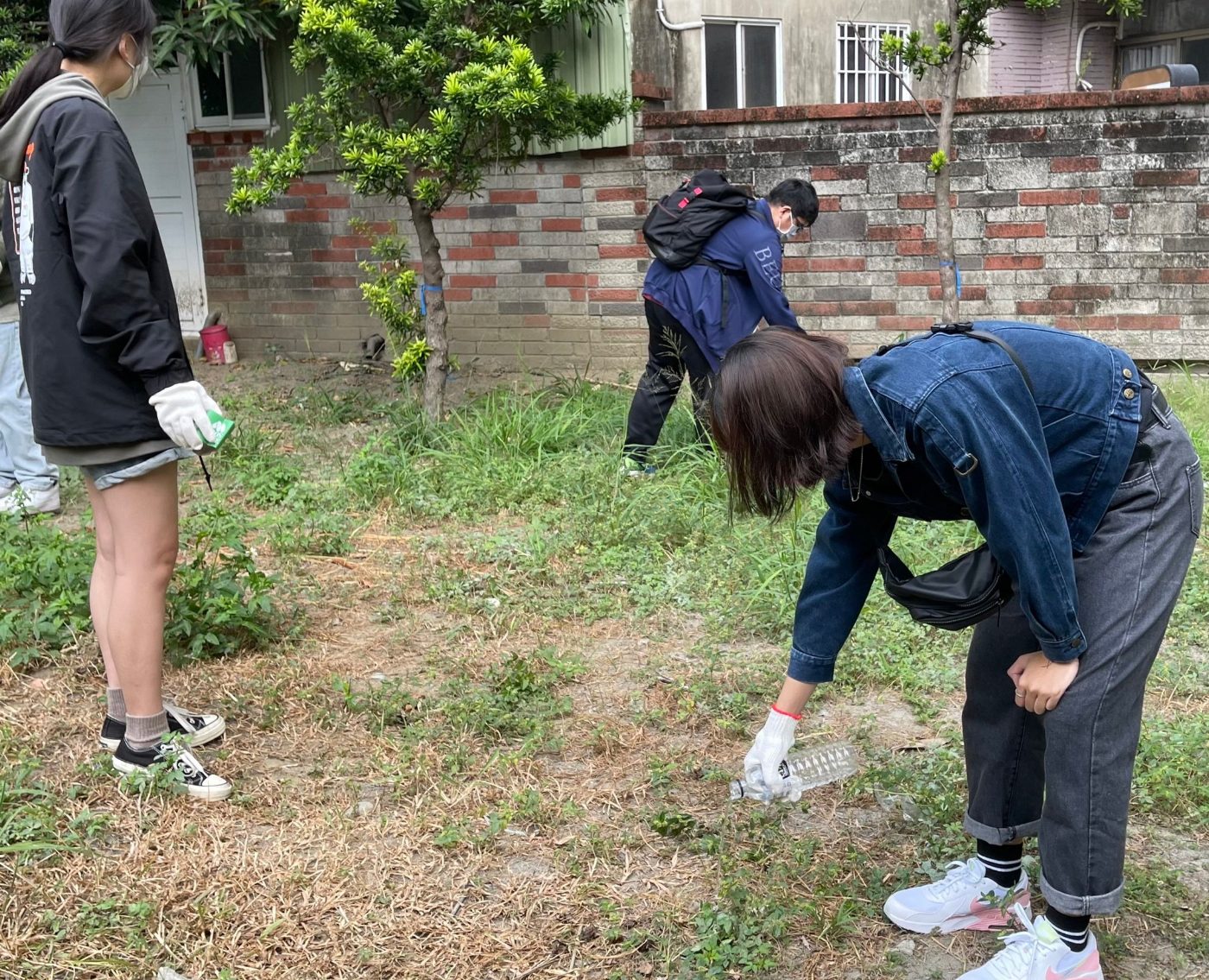 中華醫事科大USR登革熱防治知行合「醫」師生團隊前進社區宣導登革熱防治  走訪永康仁德東區和南區協助清理孳生源 送自製防蚊膏