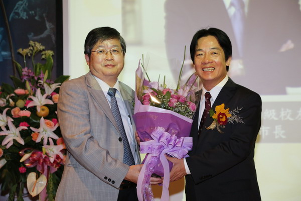市長賴清德獲頒成大傑出成就校友