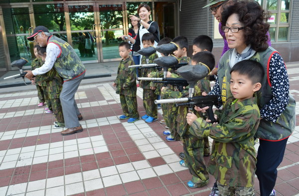 南臺科大27日下午舉辦幼兒漆彈體驗國防活動