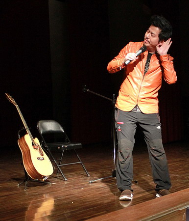 知名音樂人黃國倫受邀至南臺科大演講  鼓勵畢業生「堅持夢想的力量」