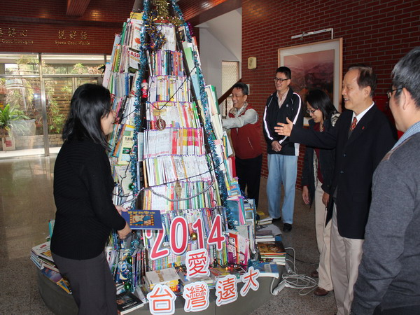 遠東科大耶誕書（樹） 贈新化口碑教會