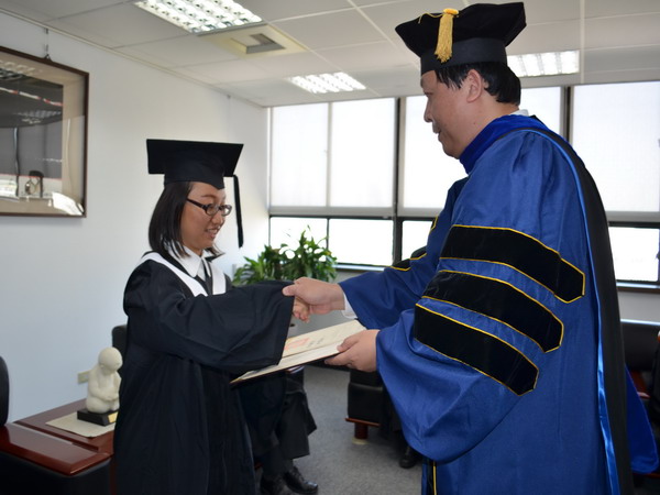 嘉南藥理大學18日為曾芳瑩、陳彥竹同學提早舉辦畢業典禮