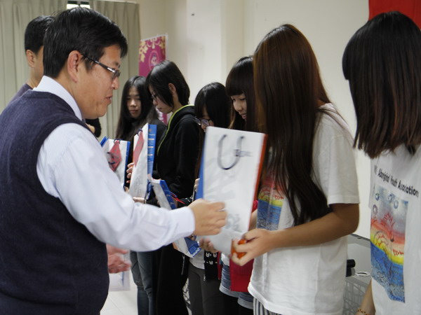 華醫科大送「滿福袋」當見面禮　歡迎轉學生加入華醫人行列