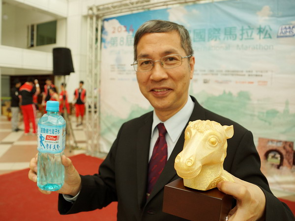 臺南古都國際馬拉松，喝臺鹽好水跑馬拉松，爭取小金馬鹽雕獎座