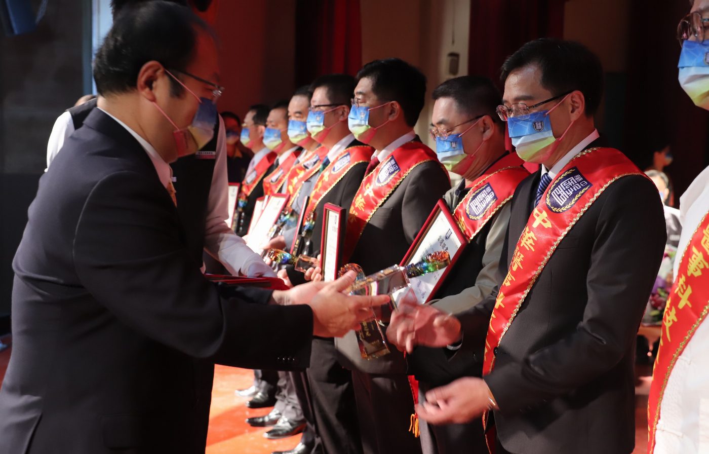 中華醫事科大53周年校慶典禮各界貴賓冠蓋雲集送祝福  林晏旭等9人獲頒傑出校友當選證書 董事會宣布調薪4%