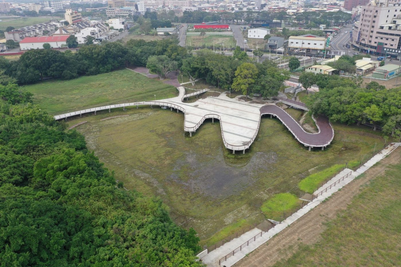 臺南市政府自6月11日起公告標售新營長勝營區市地重劃區抵費地，並於7月14日公開標售，市長黃偉哲歡迎各界踴躍參與投標