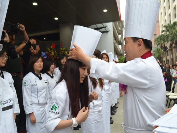 崑山科技大學49週年校慶 民生應用二館落成   講座教師阿基師親臨剪綵並秀廚藝