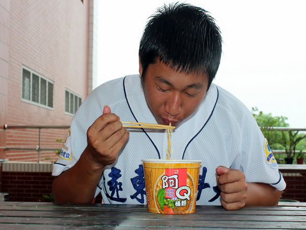 「阿Ｑ桶麵」素人明星  變身遠東科大棒球隊長