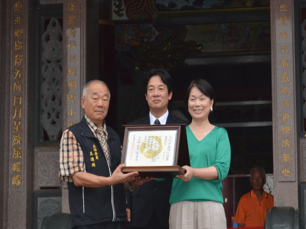 文化部龍應台部長18日蒞臨南鯤鯓代天府頒發國家重要民俗證書