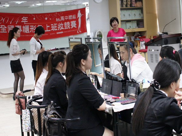 秀出「親和力」 2014遠東科大專櫃形象上班妝競賽