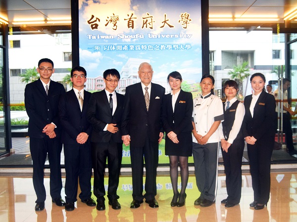 前總統李登輝蒞台灣首府大學蓮潭國際會館 實習生爭相合影