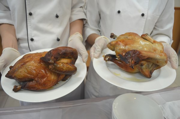 遠東科大師生改良金爐當烤爐 烤出皮脆、肉嫩、好吃的桶仔雞