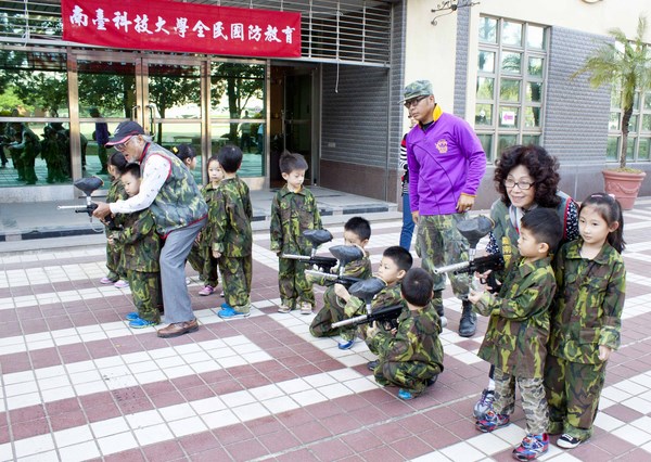 南臺科技大學再奪103年「全民國防教育傑出貢獻獎」,為全國唯一獲獎大學