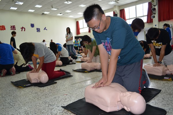 華醫科大新生訓練CPR、AED震撼教育 曾信超校長帶領新生學救人