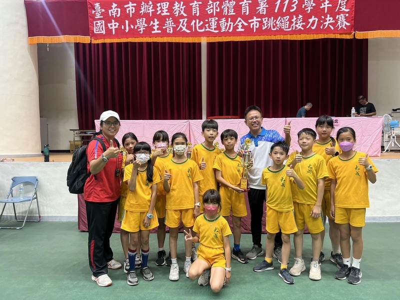 「跳」躍接力，「繩」采飛揚 台南市國中小學生普及化運動跳繩接力決賽在新營體育館展現活力