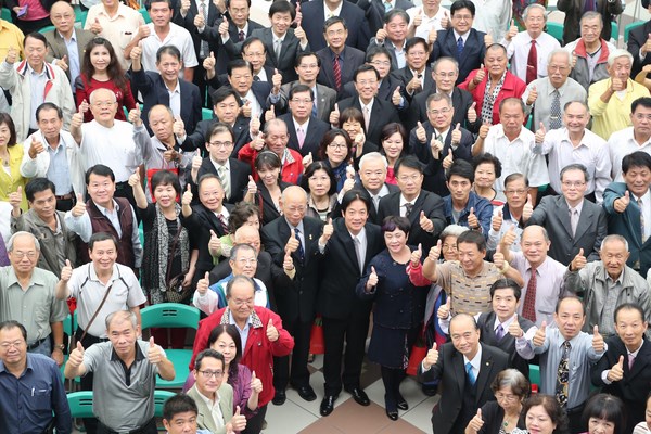 市長賴清德率領市政團隊台南四年有成, 認真打拼, 施政百分百