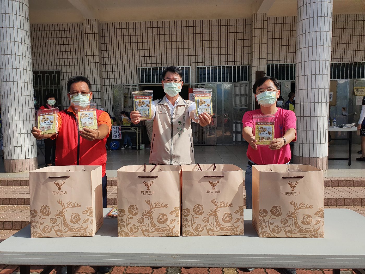 臺南市佳里區漳洲社區贈益生菌及口罩貼片守護佳里防疫第1線
