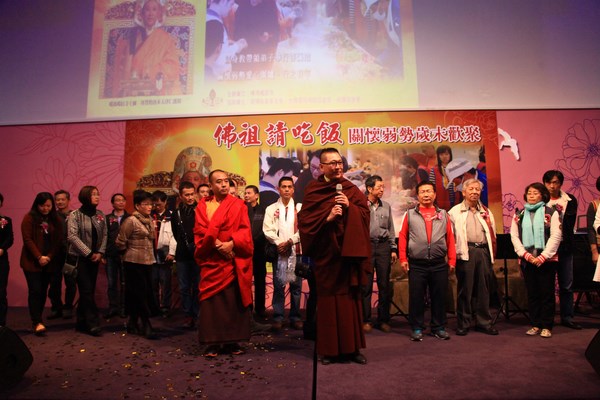 洛本天津仁波切「佛祖請吃飯」關懷弱勢歲末歡聚