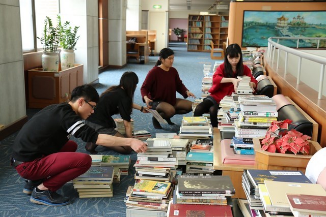 百名學生人龍接力 助崑山科大圖書館震後復原