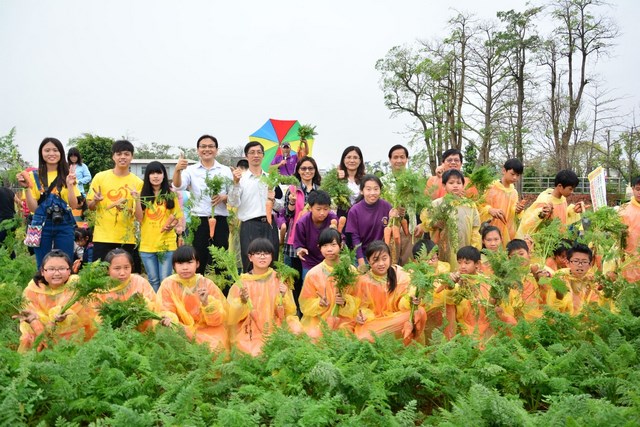 崑山科大志工團隊 「嘿唷嘿唷拔蘿蔔」助弱勢學童圓夢