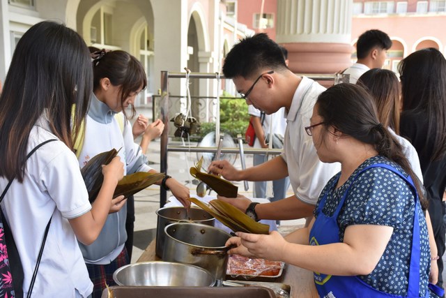 端午節前夕  台首大學生粽香分送麻豆區老幼