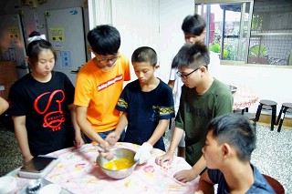 台首大師生以烘焙傳愛心  教南投仁愛之家子孩童做點心