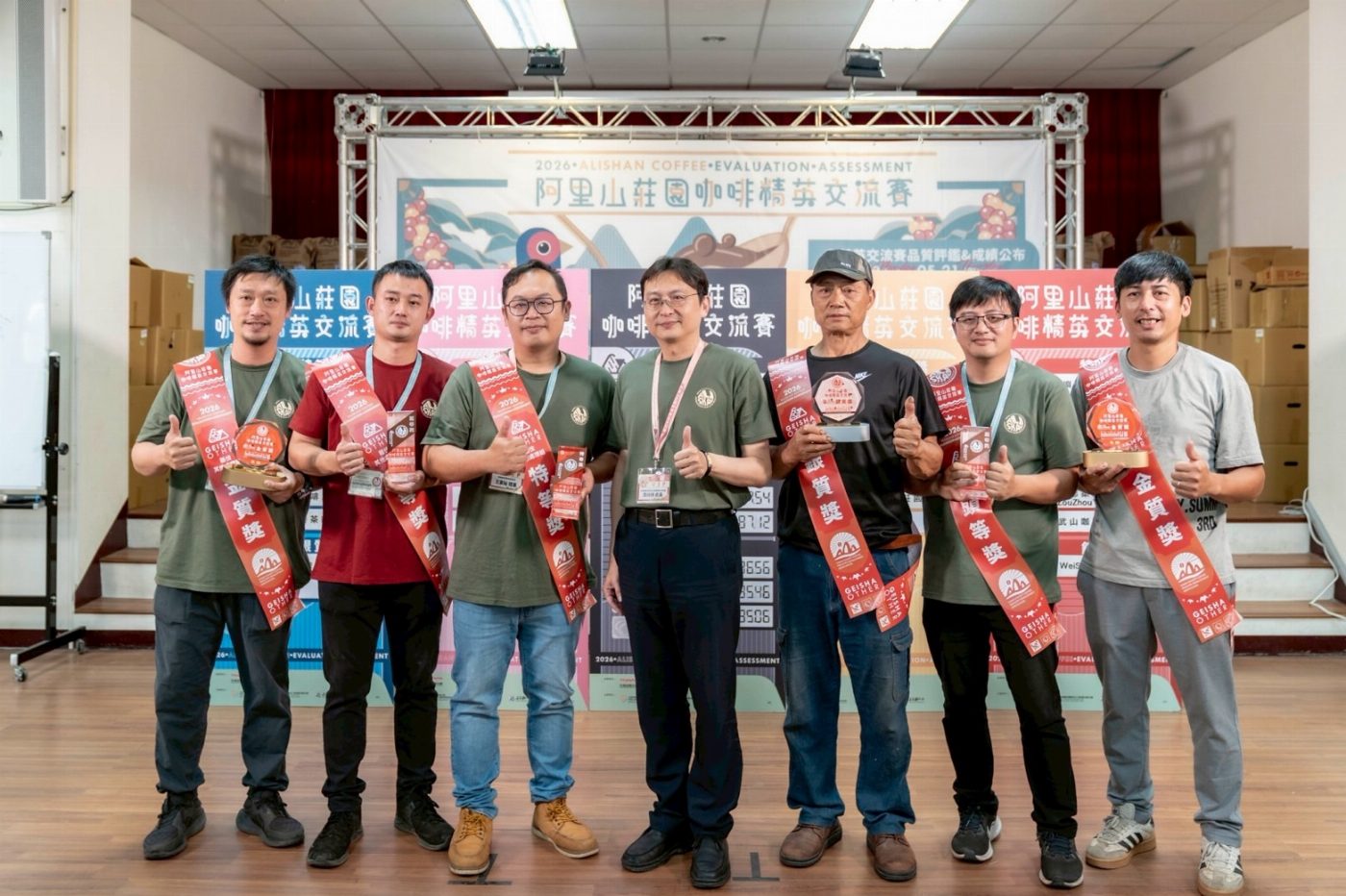 阿里山管理處龔峰祥處長頒發藝伎其他處理組得獎人員