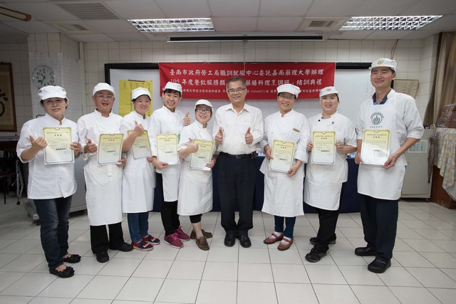 藥膳料理與地方小吃達人輩出  嘉南藥理大學職訓班結業成果豐碩