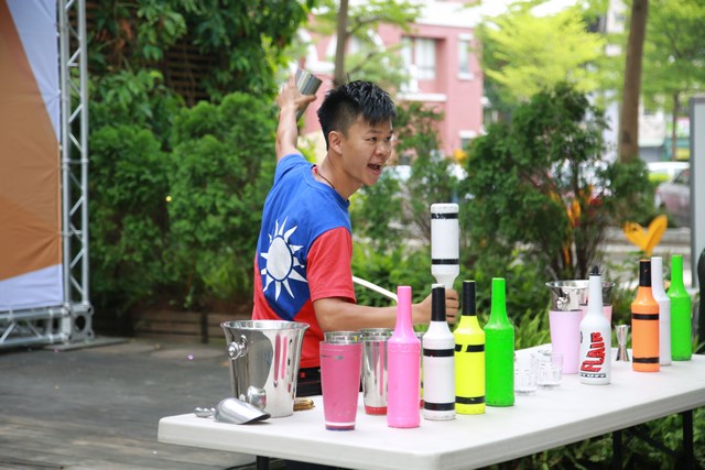 遠東東科技大學餐管系梁嘉仁就是愛比賽 花式調酒連奪二冠