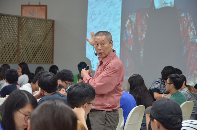 孫悟空來也  京劇名導王冠強為學生上臉譜