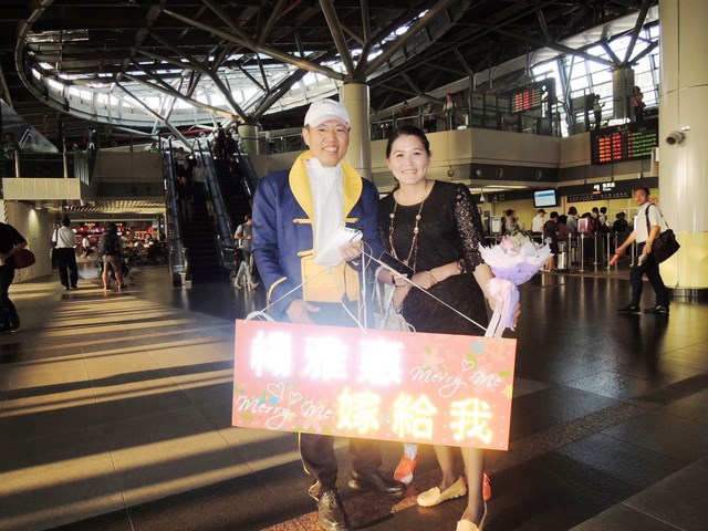 真心愛你11年   高鐵台南站浪漫上演「鋼婚」求婚記