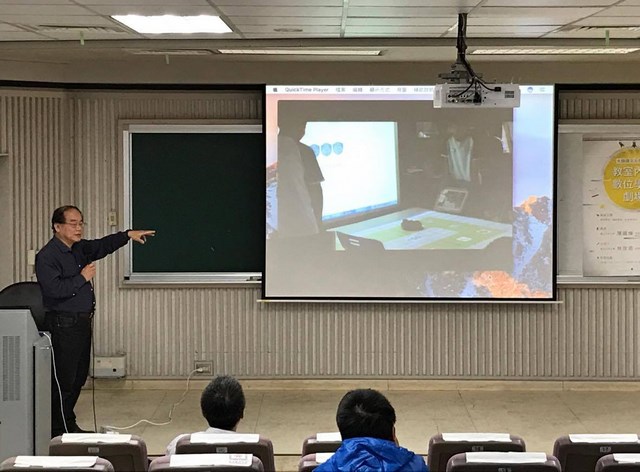 南大理工學院大師講堂  陳國棟教授帶領師生體驗教室內的數位學習劇場