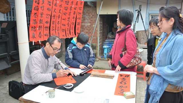 「金雞報喜 學藝揮毫」藝文名家與民眾聯手寫春聯品茗活動