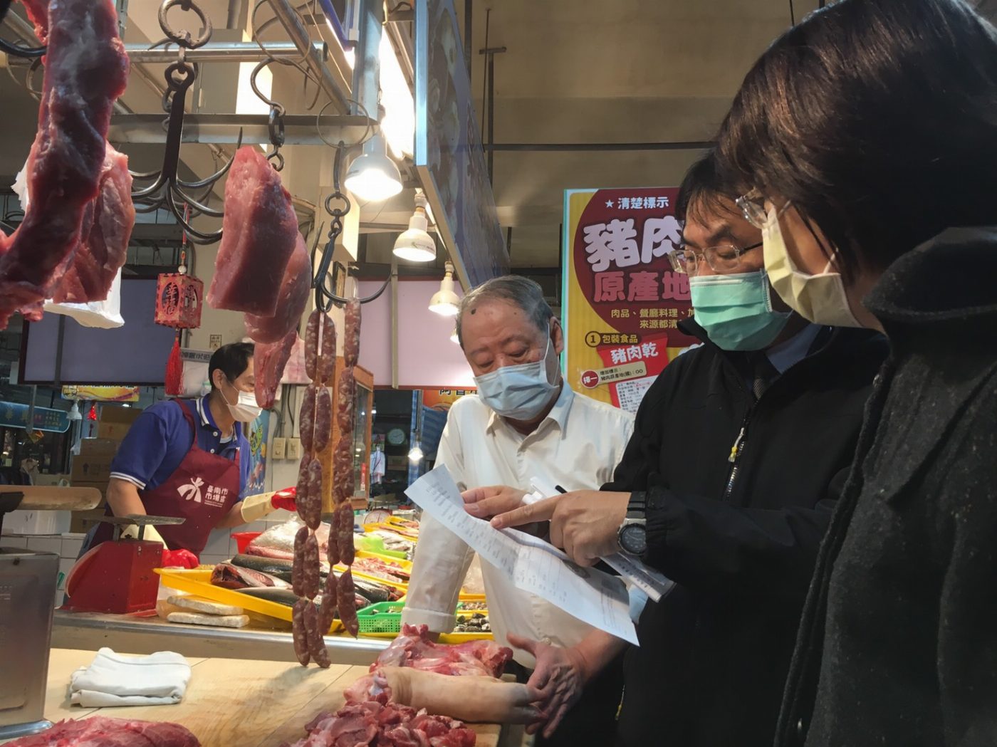 黃偉哲視察開元市場食品攤商標示，宣示「標示明確，安心消費」！
