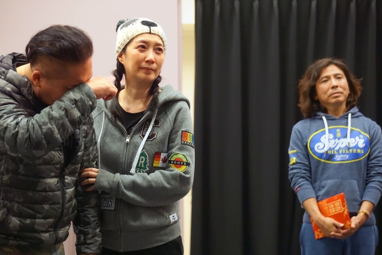 李千娜「隔空對戲」黃嘉千飆淚　《淡水小鎮》排練場成淚海  李千娜「光念台詞就想哭」　黃嘉千被要求「不能哭」直呼太殘忍