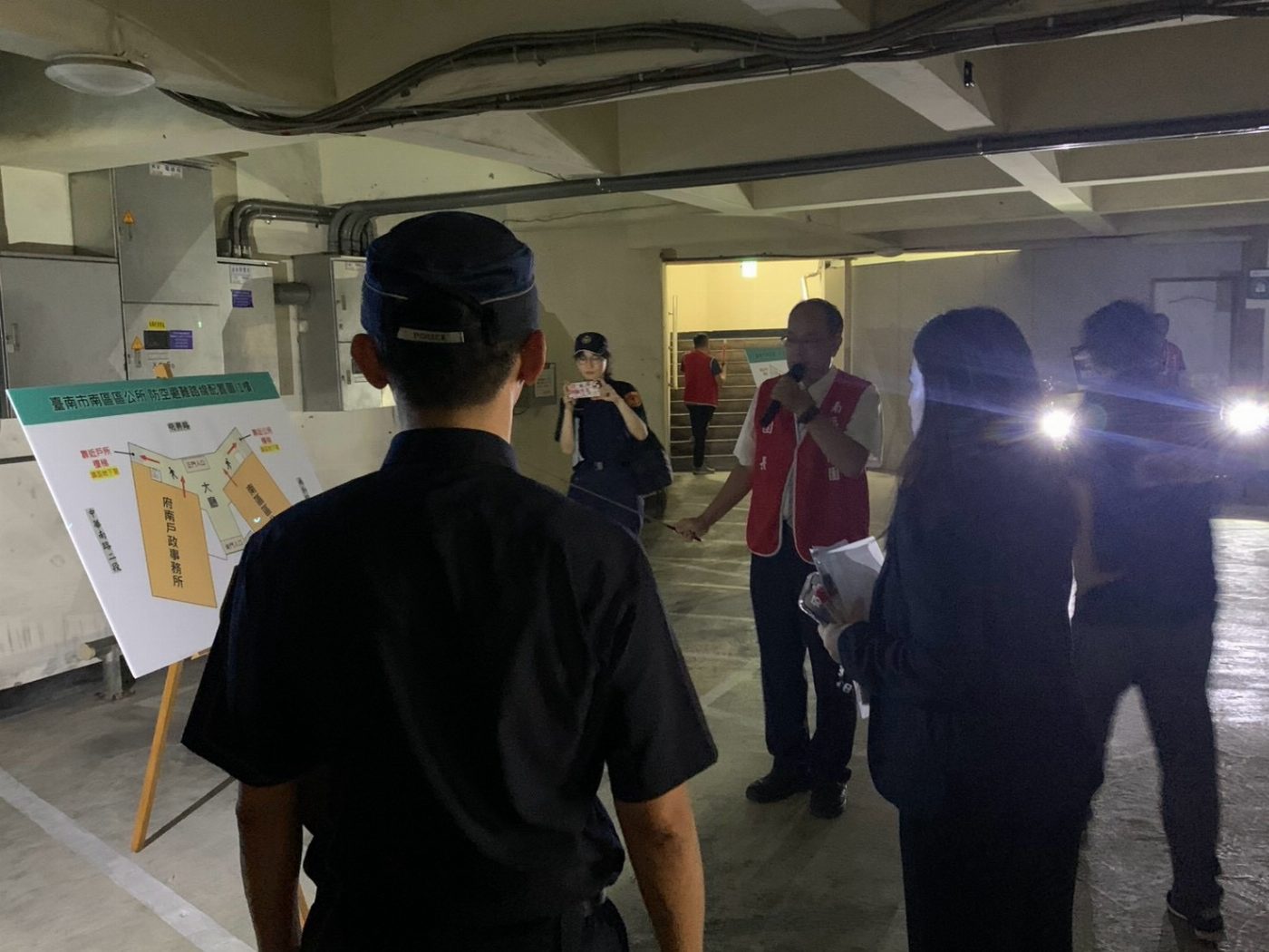 南區公所與警局聯手演習防空避難機制