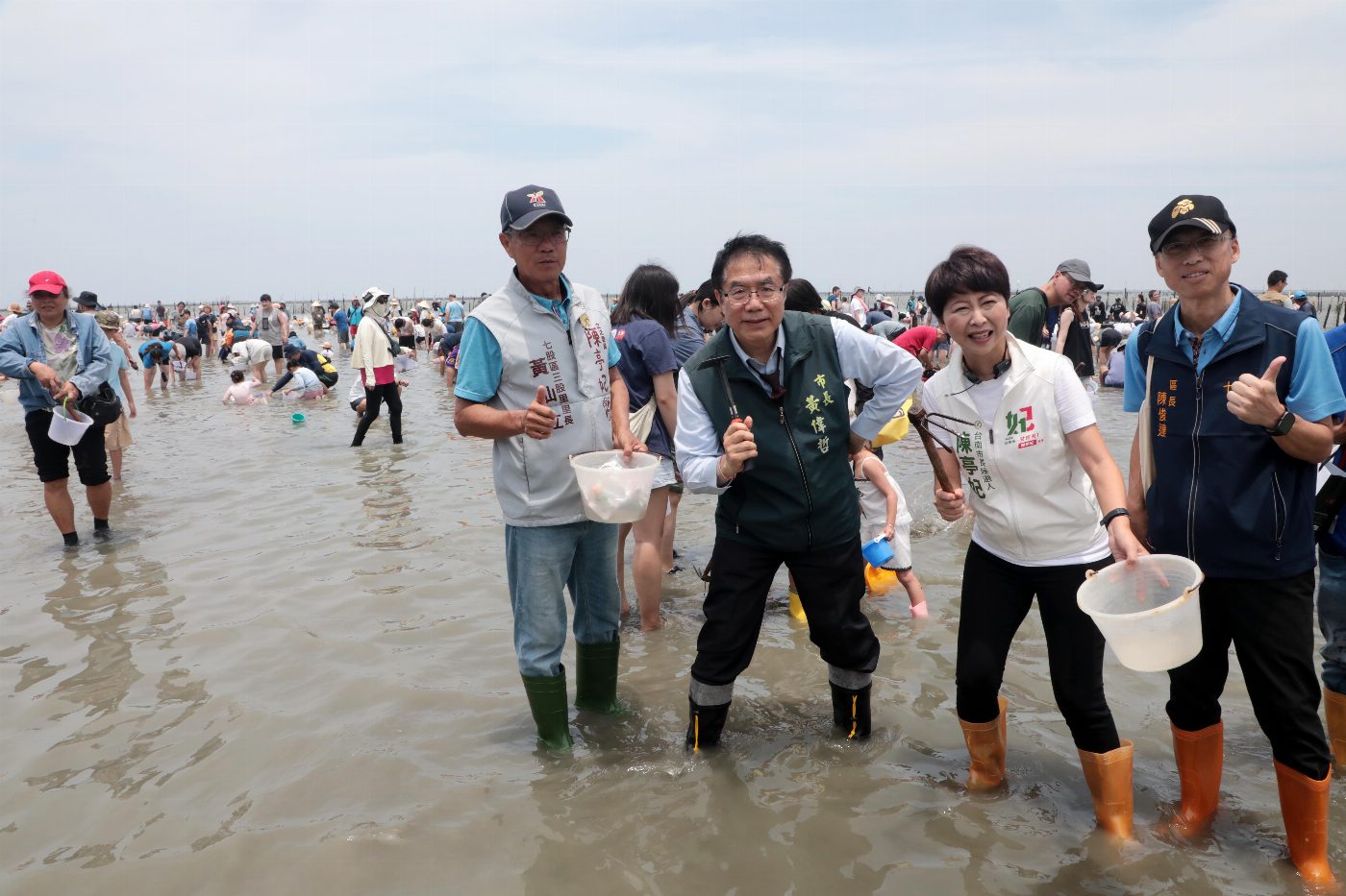 黃偉哲邀民眾共賞七股海鮮節魅力 挖文蛤體驗與美食饗宴同享