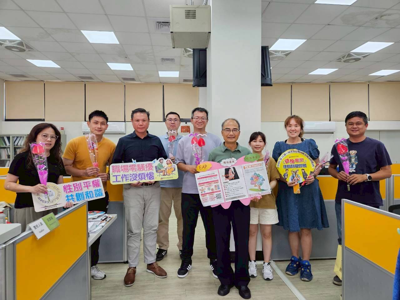 臺南市政府體育局母親節前夕關懷同仁身心 紓壓活動結合贈花傳遞溫暖力量