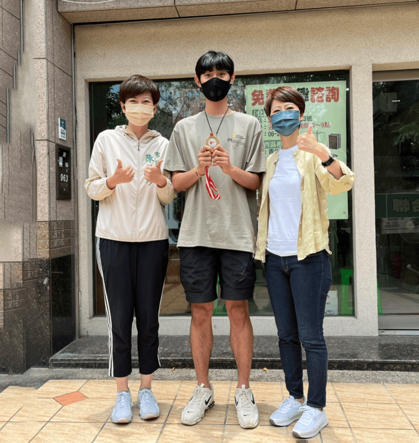台南子弟徐晧祐奪金 光榮回鄉拜會陳亭妃、陳怡珍