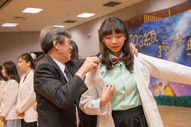 嘉藥藥學生授袍  責任加身 邁向學習新里程
