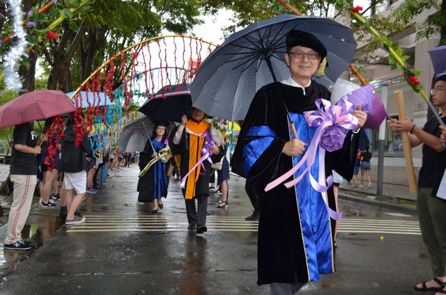 台南應用科技大學6 月17日在大雨中舉行畢業典禮